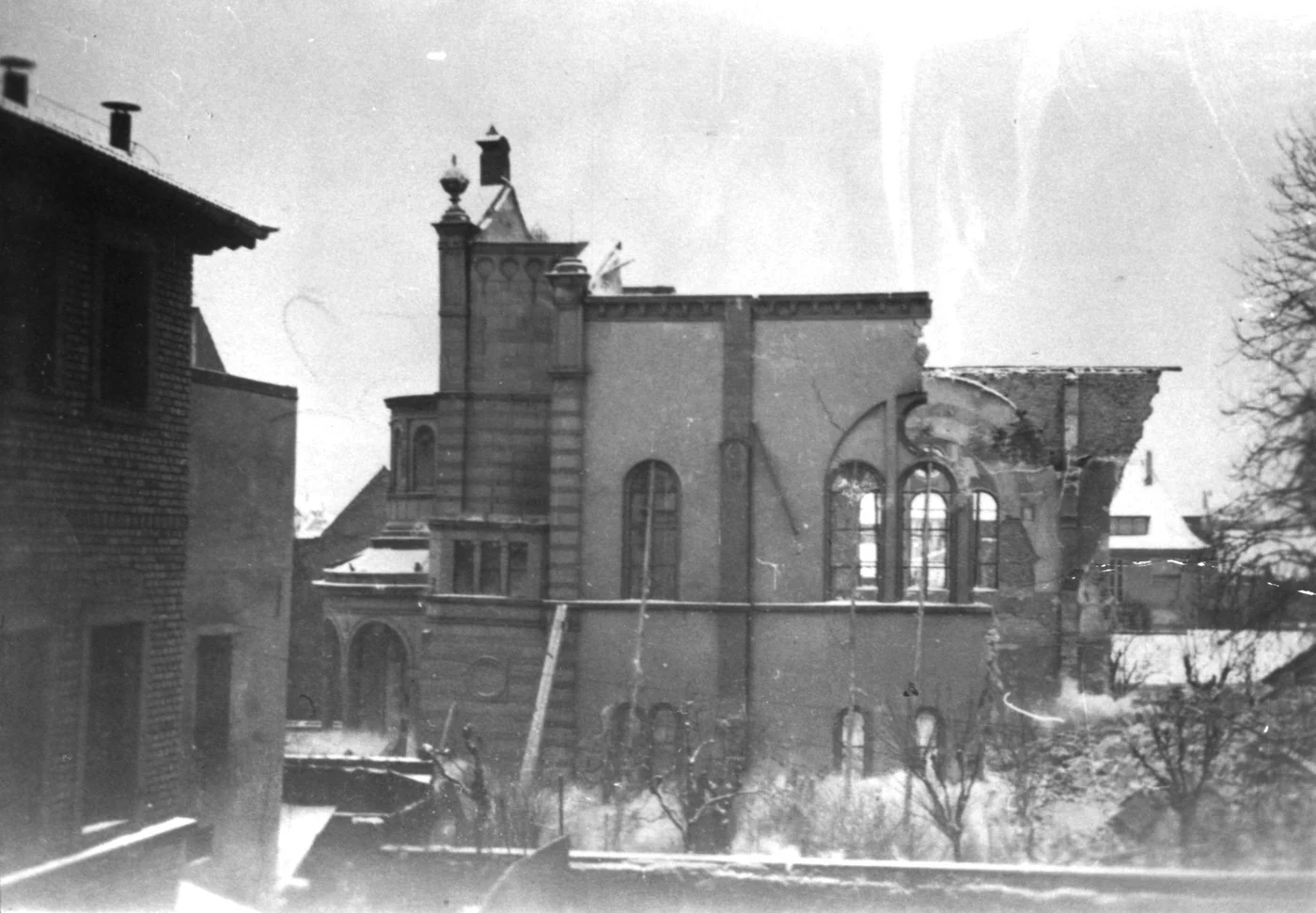 Historische Schwarz-Weiß-Aufnahme der ausgebrannten Bruchsaler Synagoge; Dach und Teile der Außenmauern fehlen